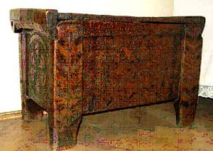 fig.3. - ladă de zestre decorată prin tehnica horjării
